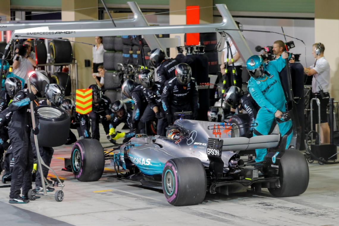 Imagen Lewis Hamilton, la gran figura de Mercedes, ingresando a boxes en el GP de Abu Dhabi.
