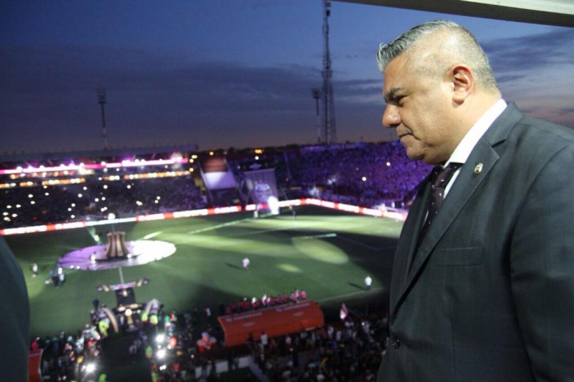 Imagen El Chiqui, en la cancha de Lanús, antes de la final de la Libertadores.