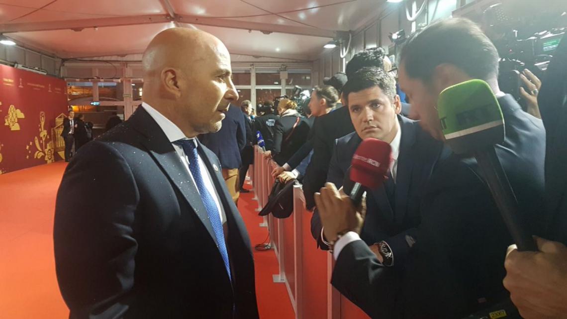 Imagen Sampaoli, hablando con los medios en la alfombra roja.