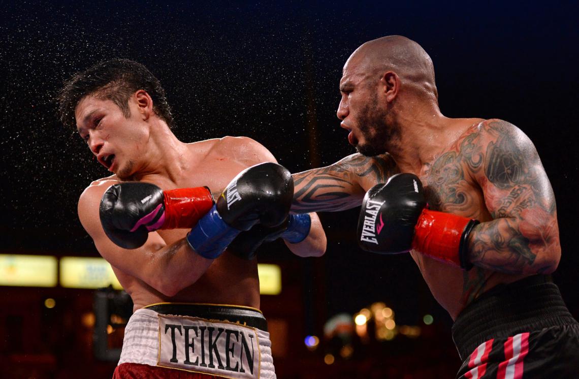 Imagen Cotto, castigando a Kamegai en su último combate.