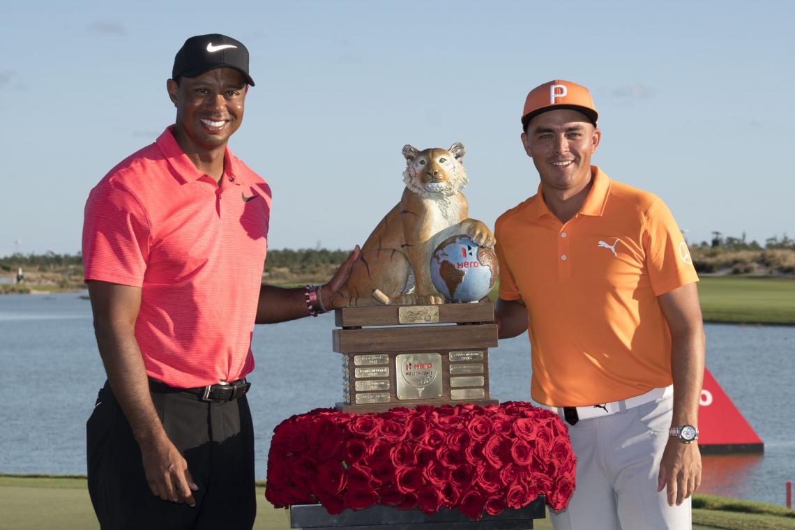 Imagen Woods y Fowler, posando con el trofeo.