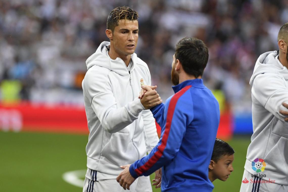 Imagen Messi y CR7, saludándose en un Barcelona-Real Madrid.