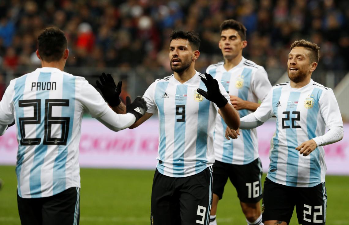 Imagen El Kun, festejando su gol en el amistoso ante Rusia.