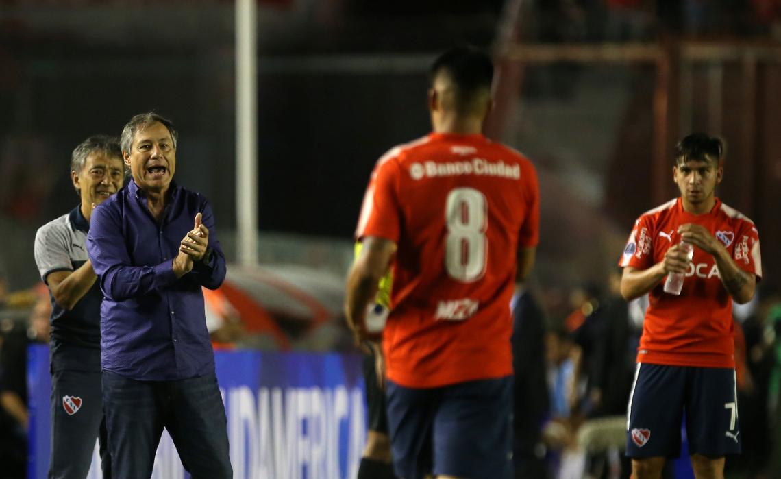 Imagen Holan, dando indicaciones durante el partido.