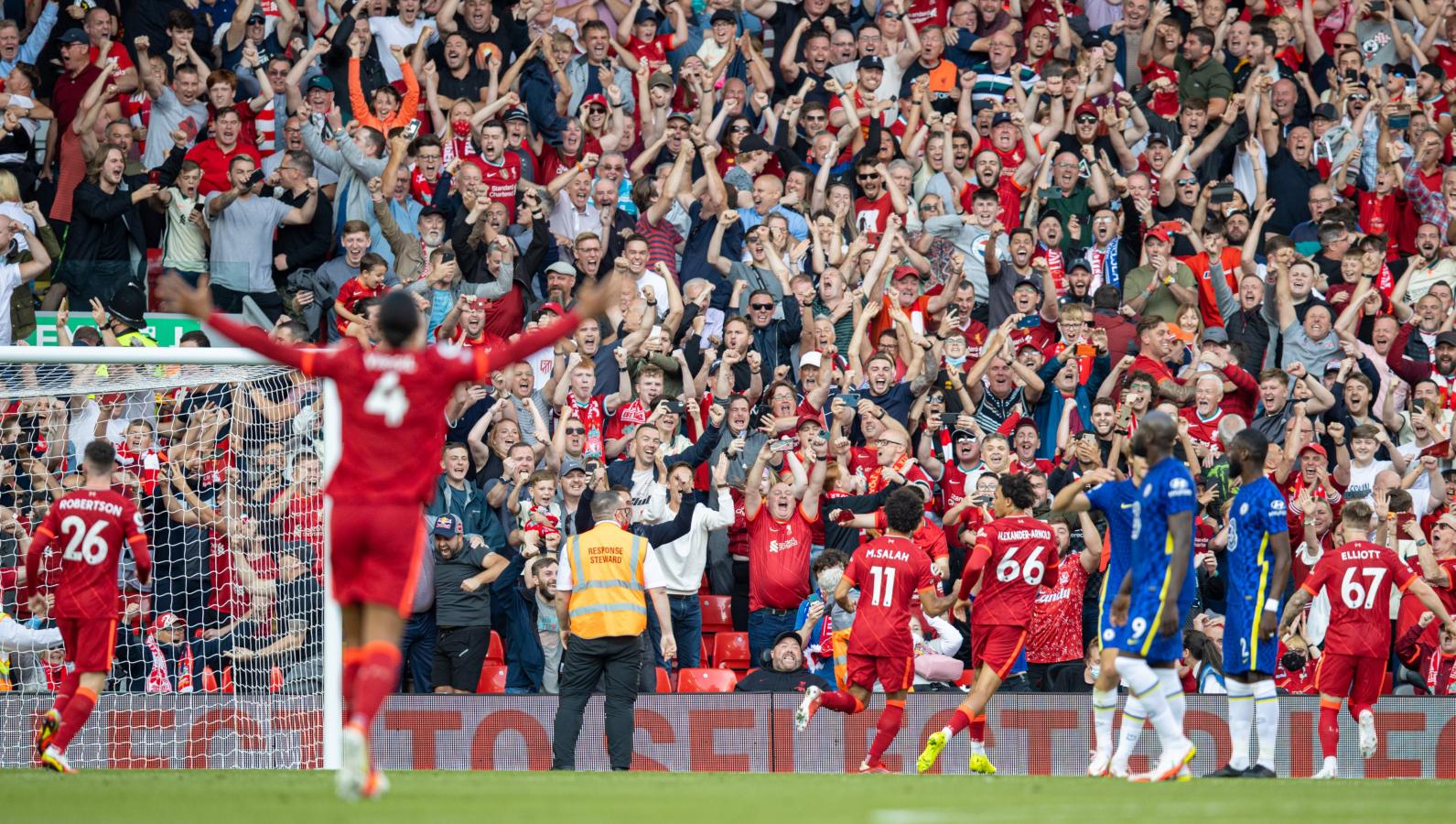 Mo Salah festeja el tanto del empate, de penal, de cara a la tribuna de Liverpool.
