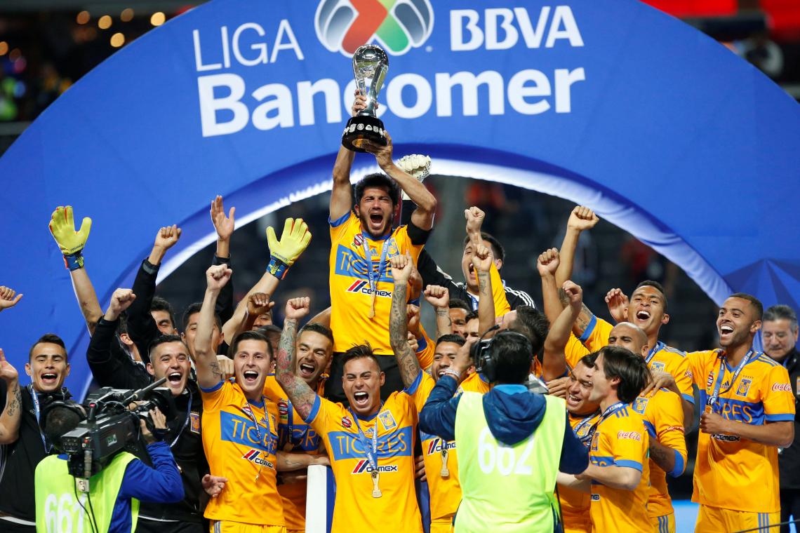 Imagen Los jugadores de Tigres, celebrando con el trofeo.