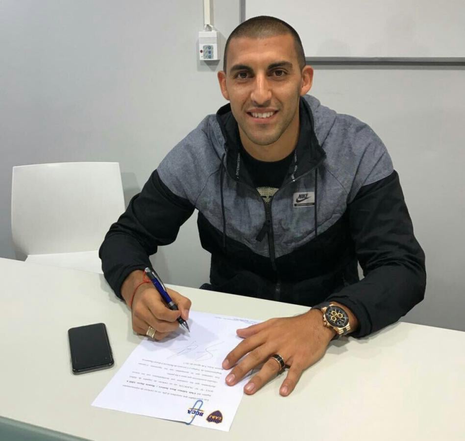 Imagen Wanchope, firmando su contrato con Boca.