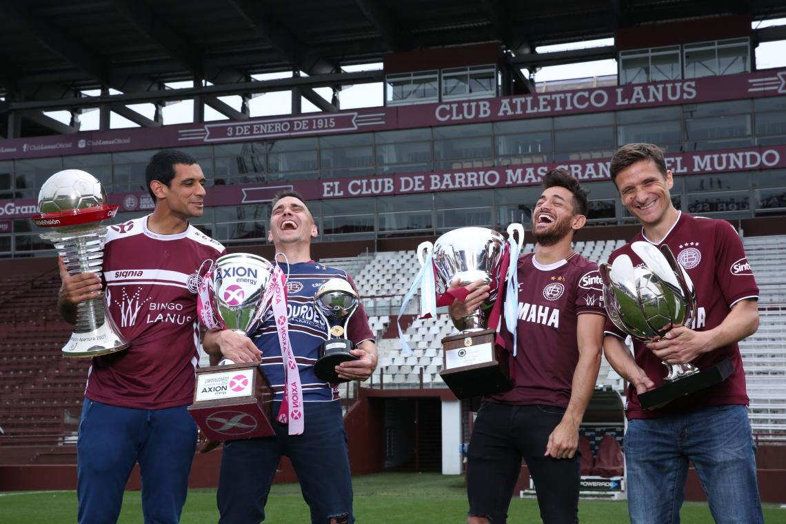 Imagen Las leyendas disfrutan en el estadio con las camisetas consagratorias y las copas. El detalle: cómo se suman las estrellas en las casacas.