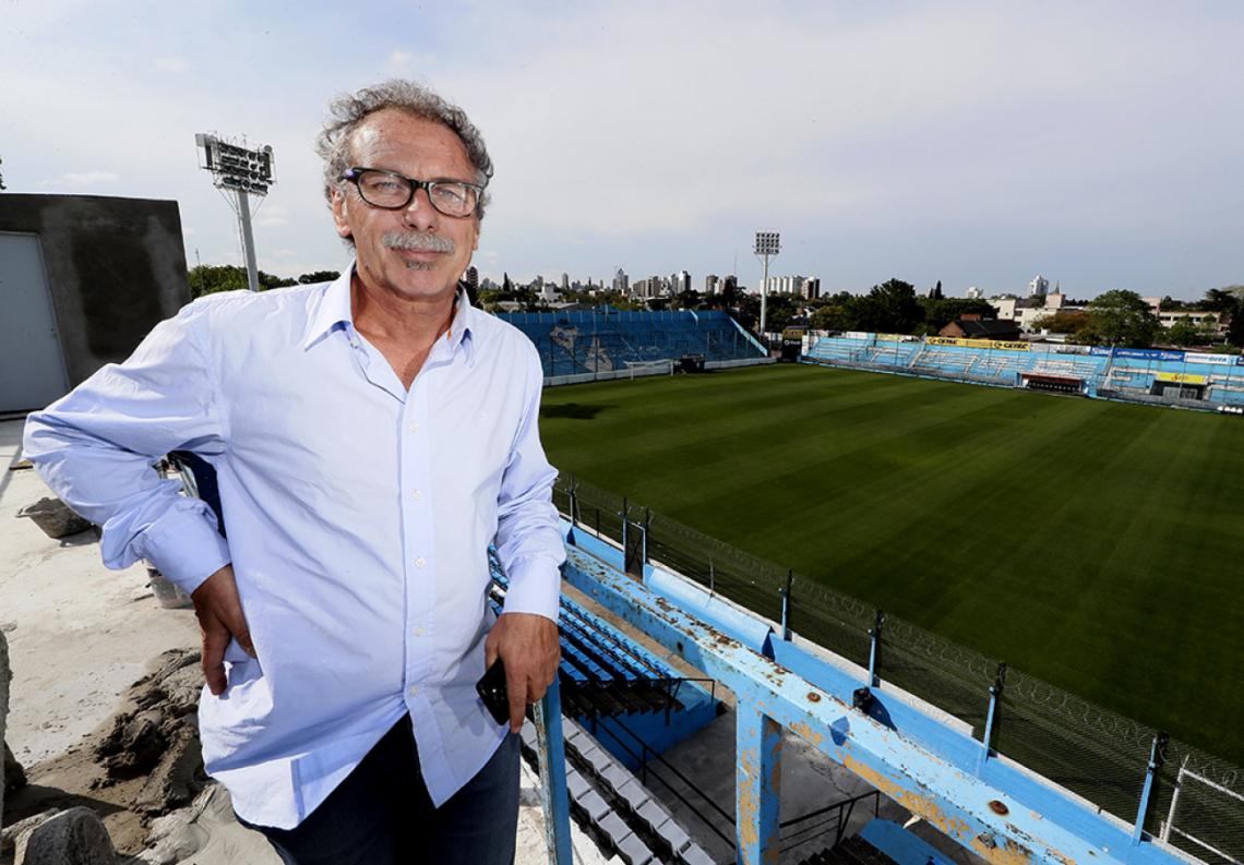 El presidente en lo alto del estadio, donde se construyen los nuevos palcos vip.