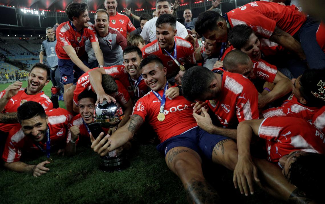 Imagen Los jugadores, festejando con el trofeo.