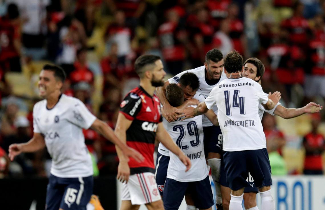 Imagen Contrastes: el festejo de los jugadores del Rojo y la decepción de Diego. 
