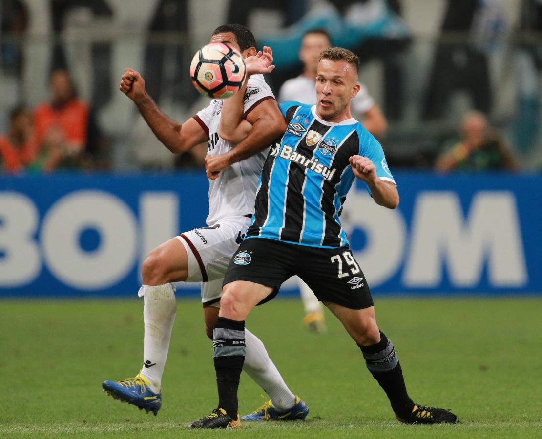 Imagen Arthur, disputando la pelota con Sand en la final de la Libertadores.