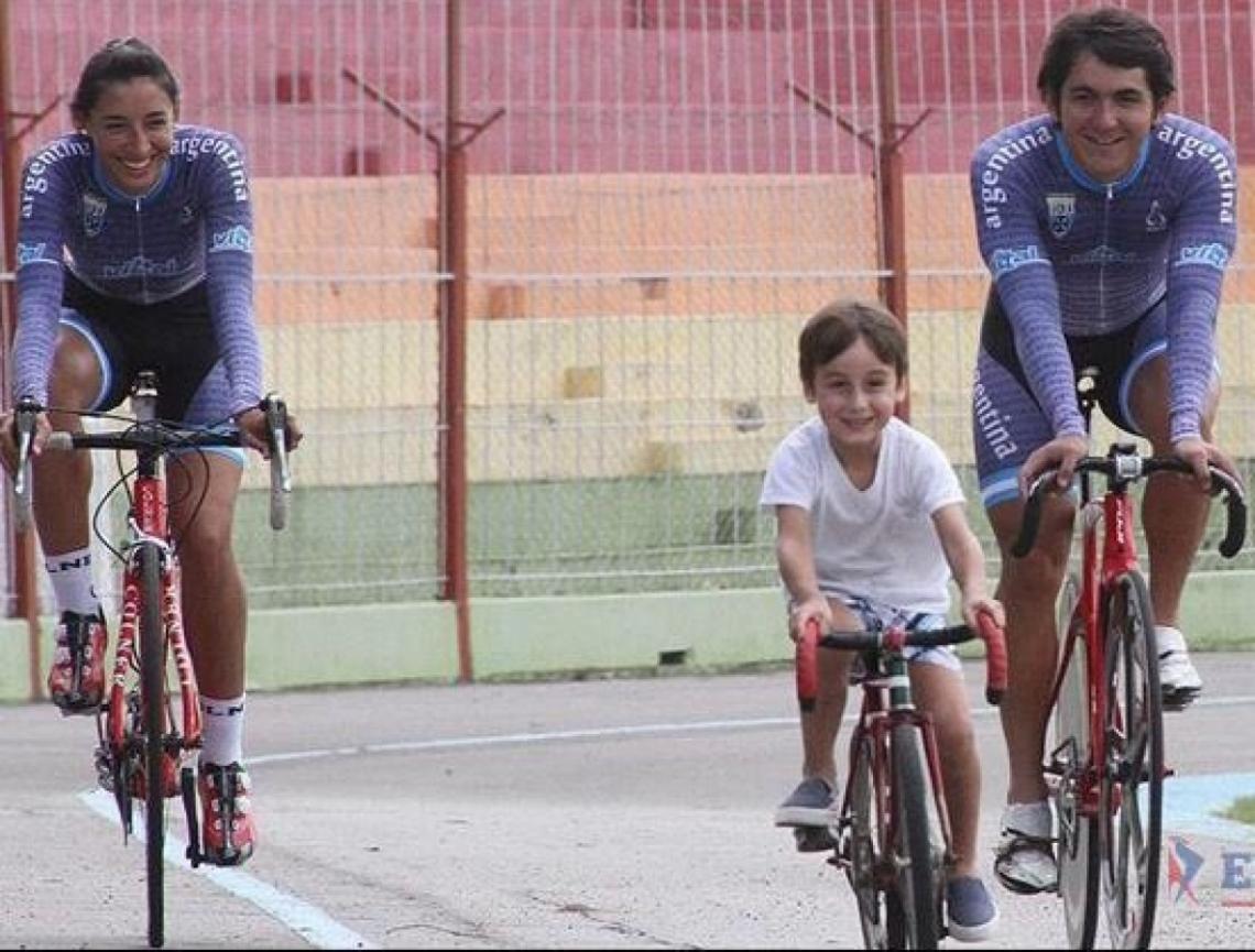 Imagen La familia en dos ruedas hace unos años: Cristina, Leandro Bottasso y el hijo. "Rami me pidió que dejara de correr y me movió el piso", admite ella.
