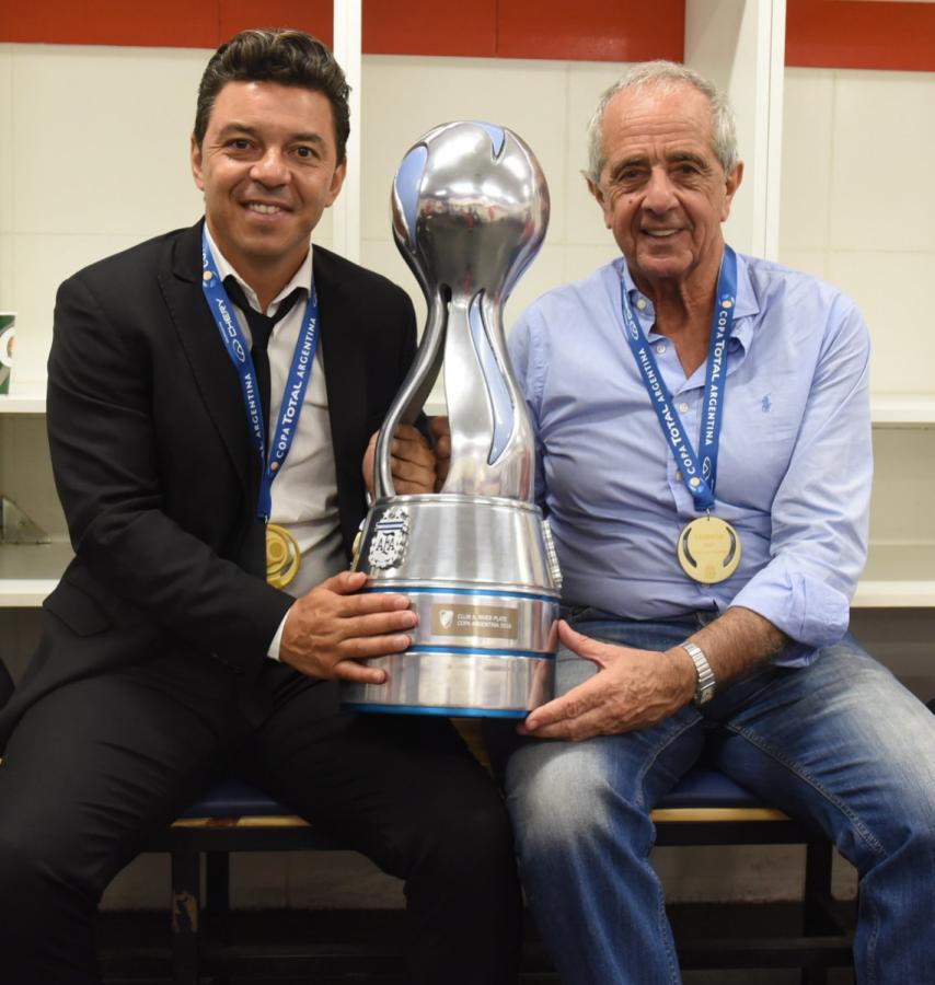 Imagen D´Onofrio, junto a Gallardo y el trofeo de la Copa Argentina.