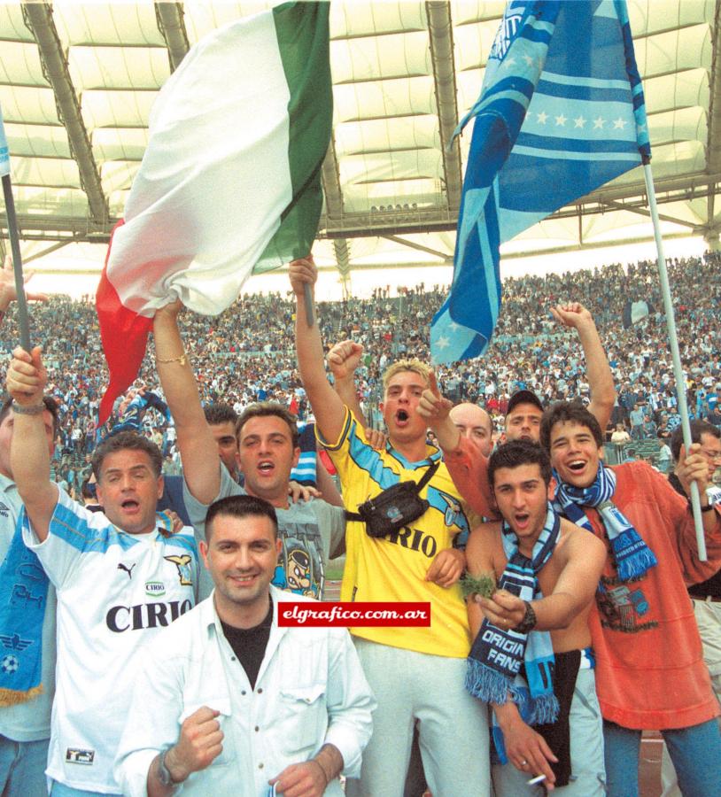 Imagen El festejo desenfrenado de los hinchas de la Lazio. 