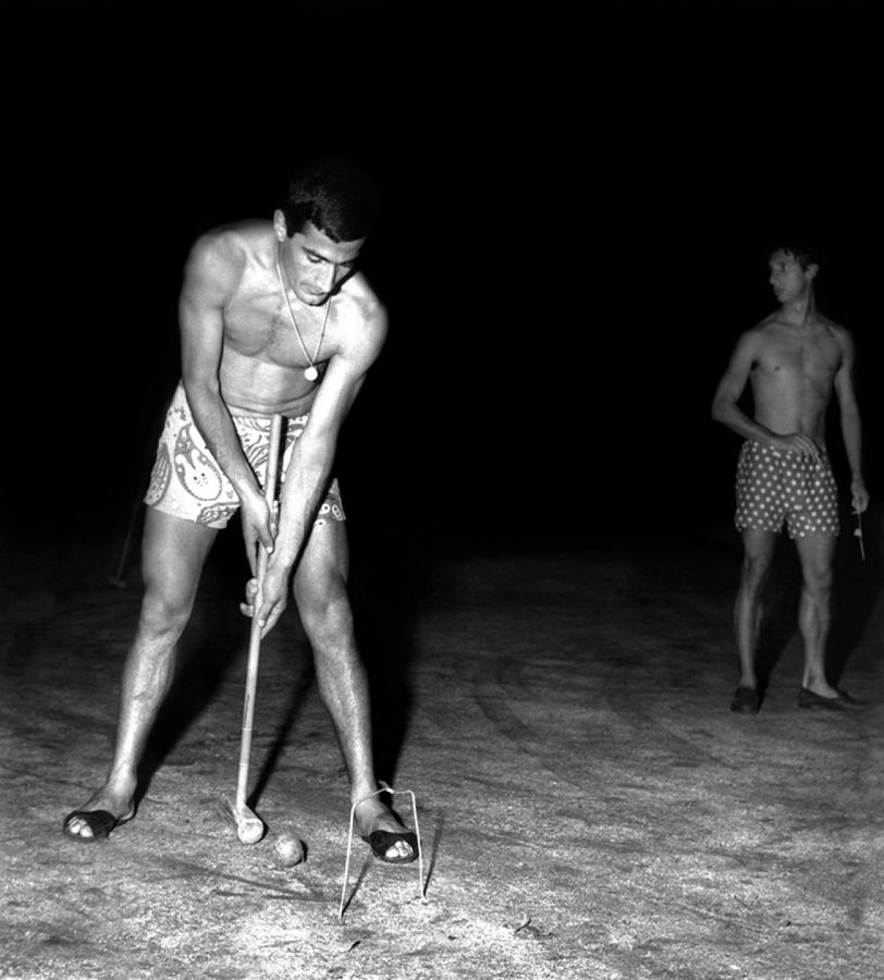 Jugando al cricket, en la concentración en el country de City Bell. Atrás Bilardo, con elegante traje de baño y zapatos. En el country se forjaron las grandes campañas de aquel Estudiantes que rompió la hegemonía de los 5 grandes.