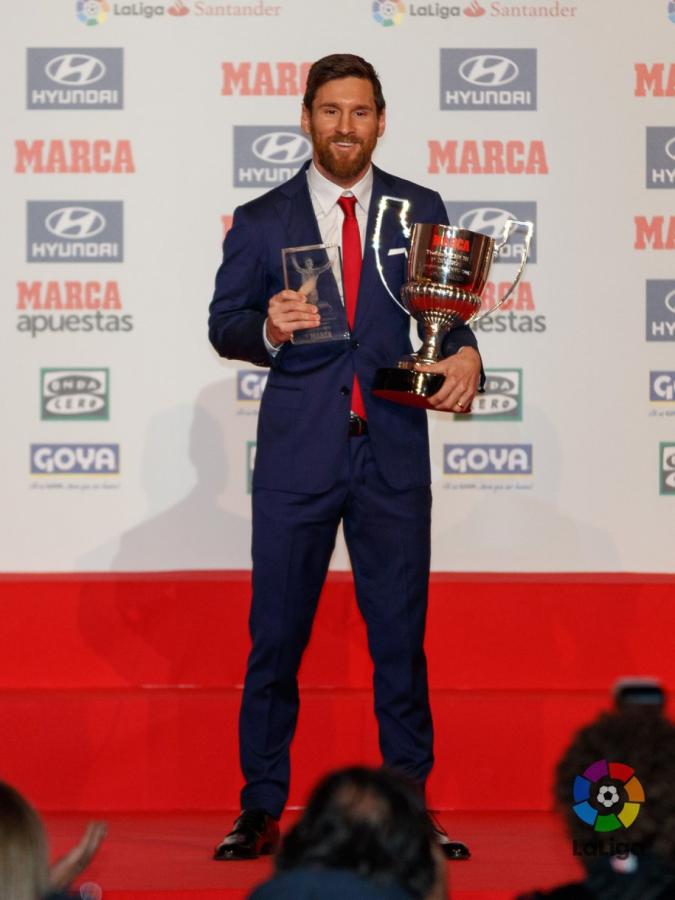 Imagen Messi, con sus dos nuevos trofeos.