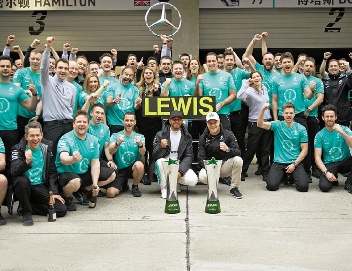 Imagen Hay equipo: los integrantes del Mercedes AMG Petronas desbordantes de alegría en la máxima.