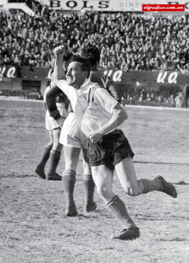 Imagen La foto corresponde al partido River 4 - 1 San Lorenzo jugado el 22 de julio de 1956. Vernazza hizo dos goles.
