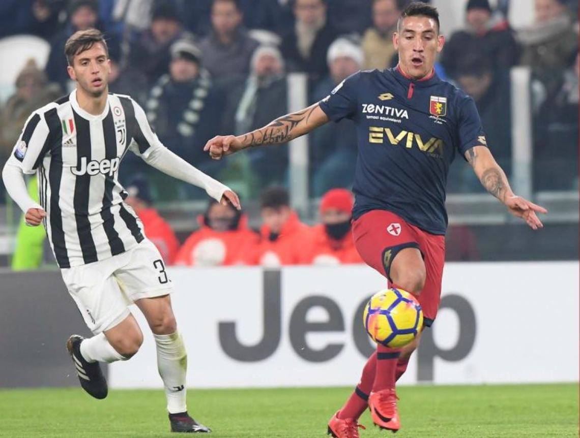 Imagen Ricky, disputando la pelota con Bentancur en el último duelo ante Juventus.