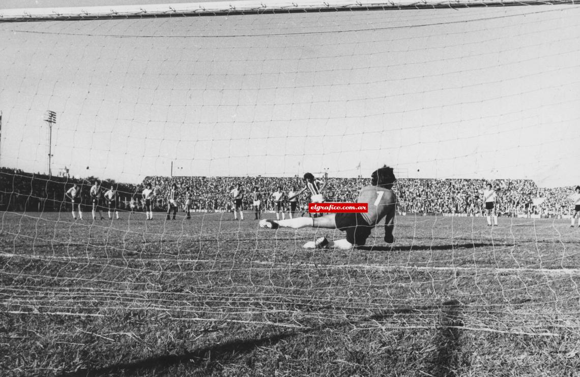 Imagen Metro 1975. Penal atajado a Miguel Ángel Bordon en el triunfo sobre Chacarita 3-0.