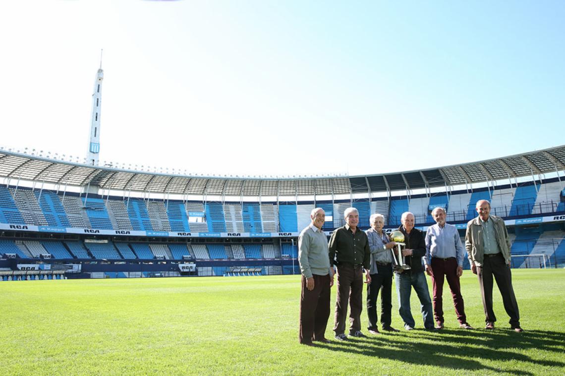 Seis leyendas de Racing levantan la Copa Intercontinental en Avellaneda.