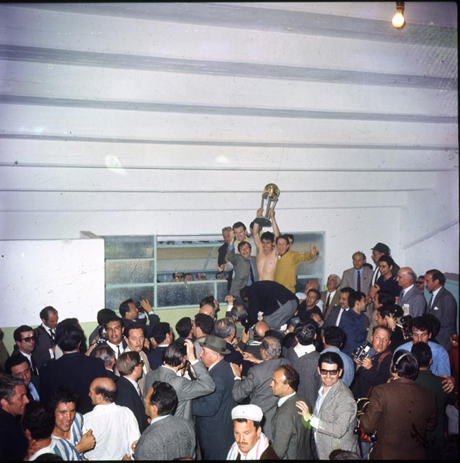 Imagen Cárdenas levanta la copa en un vestuario repleto.