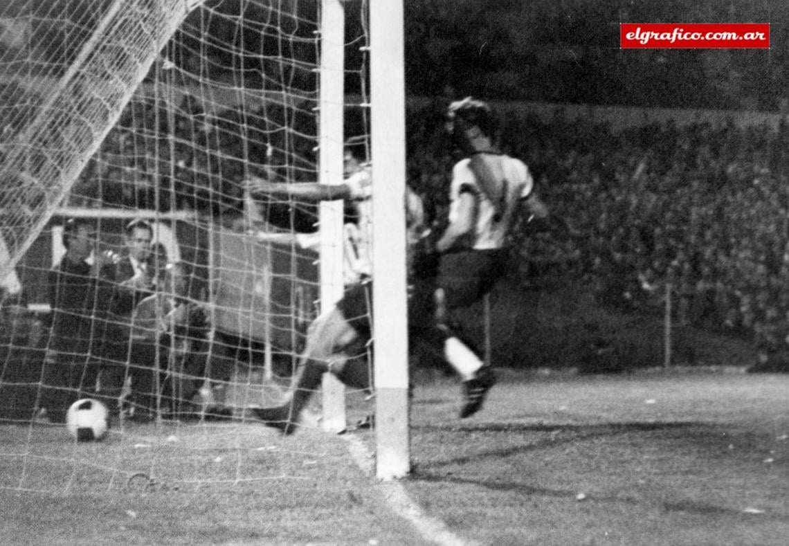 Imagen El gol del triunfo. La pelota descansa en la red impulsada por el “Yaya” Rodríguez, Cárdenas también cruza la raya. J.J. saluda a la tribuna.