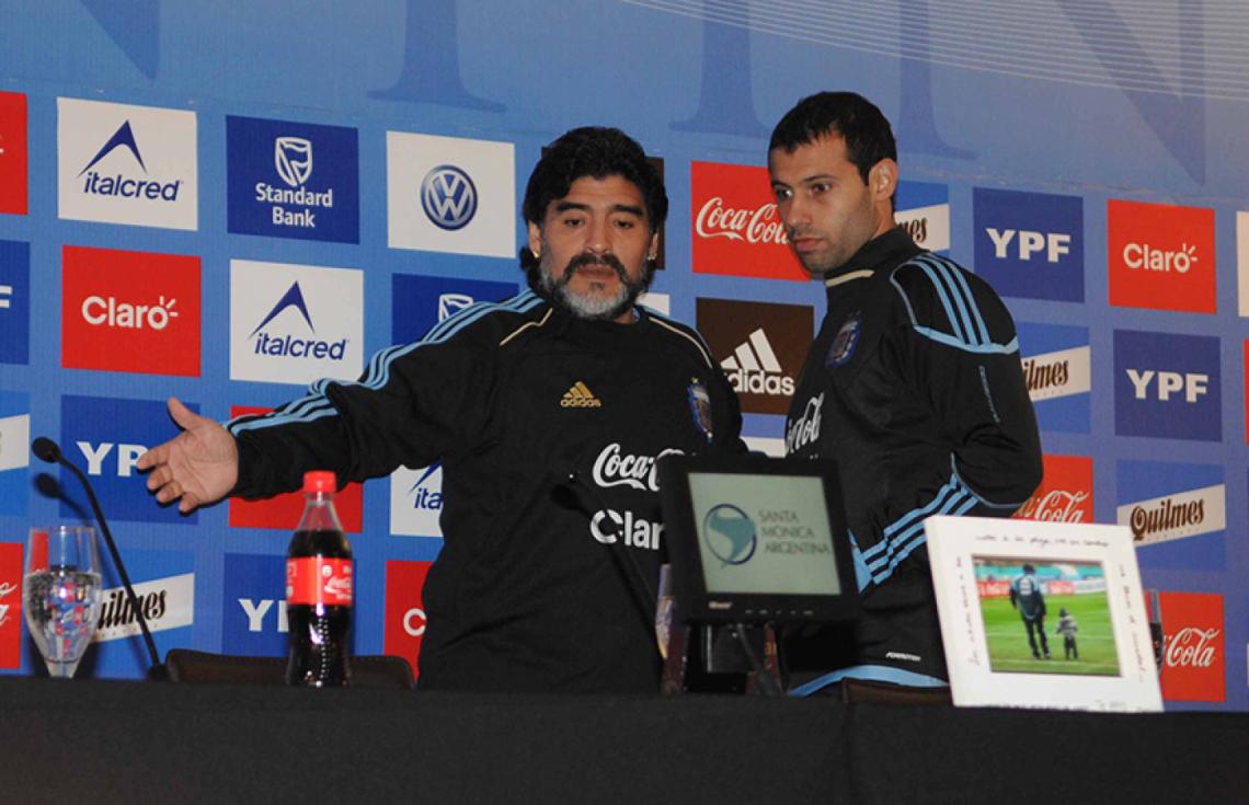 Imagen Maradona le dio la cinta de capitán a los 24 años, una auténtica rareza. "Mascherano más 10", fue la frase que inmortalizó Diego.