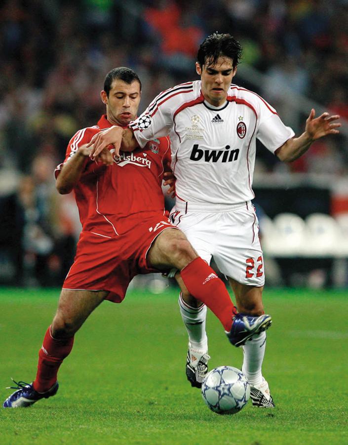 Imagen Con la camiseta del Liverpool, marcando a Kaka, en la final de la Champions League 06/07 que perdieron 2-1 con el Milan.
