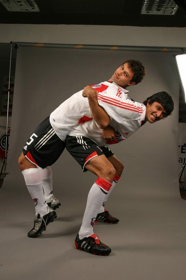 Imagen Con Lucho Gonzales, uno de sus amigos del fútbol, en River (2004).