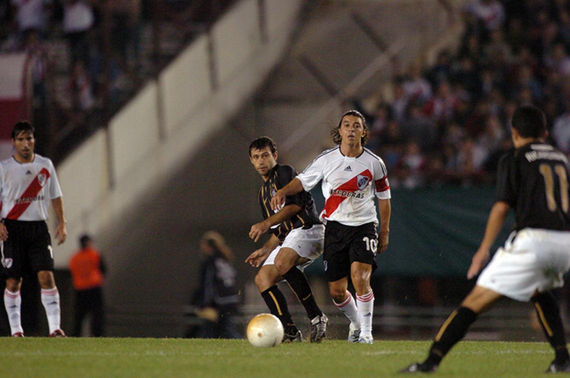 Imagen Al año siguiente de irse, en 2006 volvió al Monumental con el Corinthians, y Gallardo ayudó para que le sacaran la segunda amarilla, exagerando una falta. El estadio lo ovacionó mientras salía.