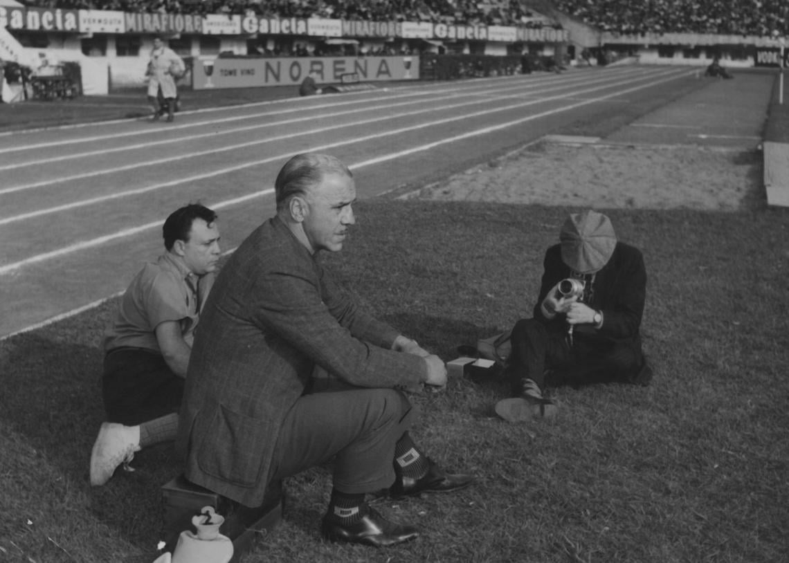 "¿Sabes qué quiero? Volver a trabajar en el fútbol… pero en mi país, ¿te das cuenta? Quiero trabajar de técnico aquí, en mi tierra... ¿Sabes por qué? Porque me siento capaz, porque sé que puedo ser útil y porque, además, fui alguien como para tener ese derecho... "