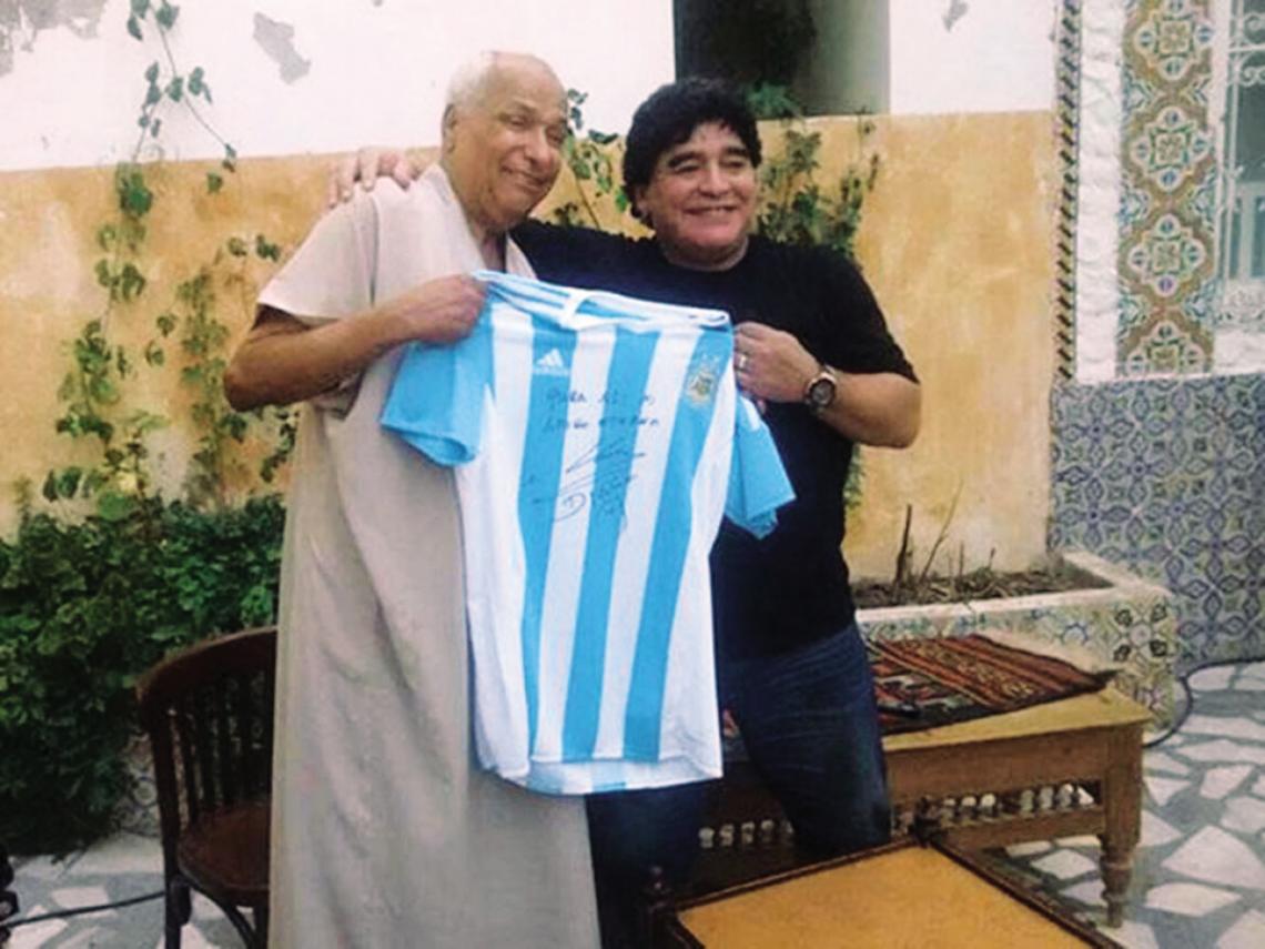 Imagen El encuentro Bennaceur y Maradona en 2015. El tunecino le obsequió el cuadro con la foto del sorteo previo al partido.
