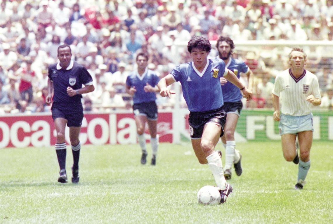 Imagen Maradona saltó más que Shilton y metió "la mano de Dios" para marcar el primer gol de Argentina frente a Inglaterra. Minutos después generó el segundo, el mejor de la historia de los Mundiales. Bennaceur los vio de cerca.