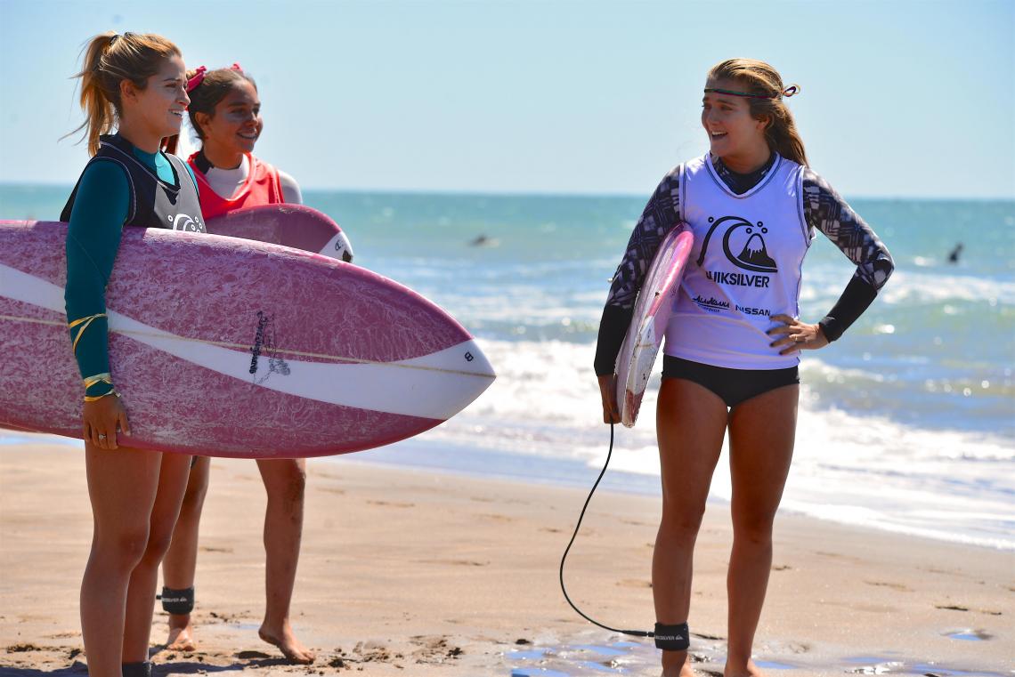 Imagen Josefina Ané, Cocó Cianciarulo (13 años) y Lucía Cosoleto, antes de entrar al agua con la tabla retro. “Me encanta lo setentoso”, dijo Cocó.