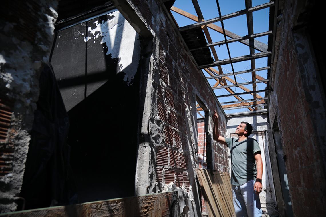 El 70% de la casa del Diablo fue dañada por el incendio. Le está poniendo garra a la reconstrucción.