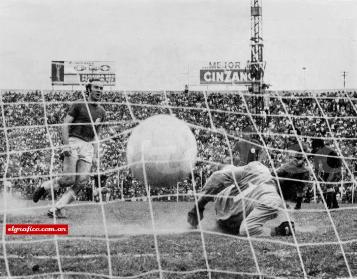 1975. Héctor Scotta vence de penal a Biasutto y convierte el tercer gol de San Lorenzo que vence a Boca 3 a 1 en el Gasómetro. El “Gringo” superó ese año el récord de goles en una temporada de Arsenio Erico.