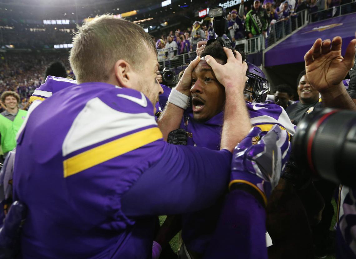 Imagen El festejo de Keenum y Diggs, los protagonistas de la jugada del triunfo.