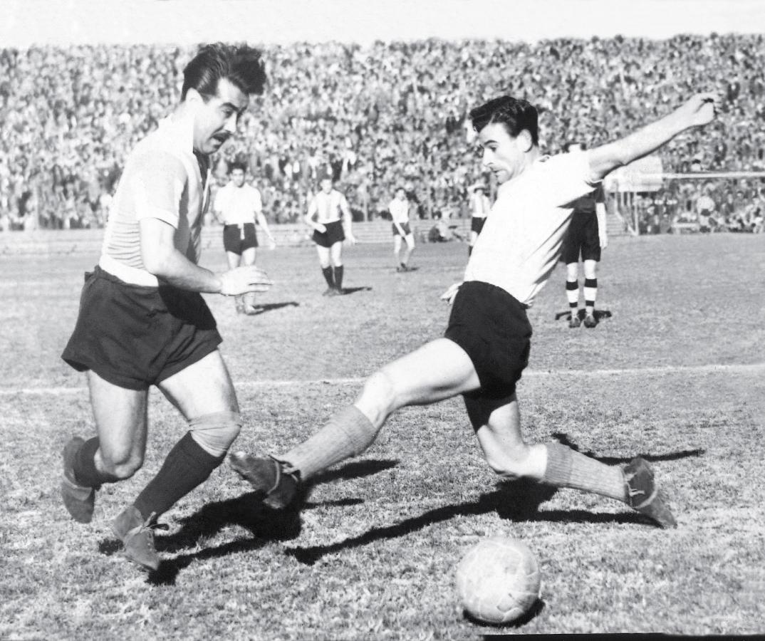 Imagen NORBERTO Méndez con el jopo al viento y la pelota contra el piso, frente a los uruguayos. Tucho, además, le puso música al campeonato.