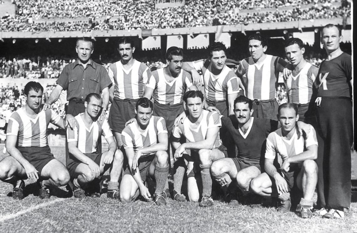Imagen CAMPEONAZOS. El equipo que venció a Brasil y se consagró otra vez campeón sudamericano: Guillermo Stábile (DT), De la Mata, Méndez, Pedenera, Labruna, Loustau (arriba). Salomón, Sobrero, Fonda, Strembel, Vacca (arquero) y Pescia. Mezcla exacta de calidad