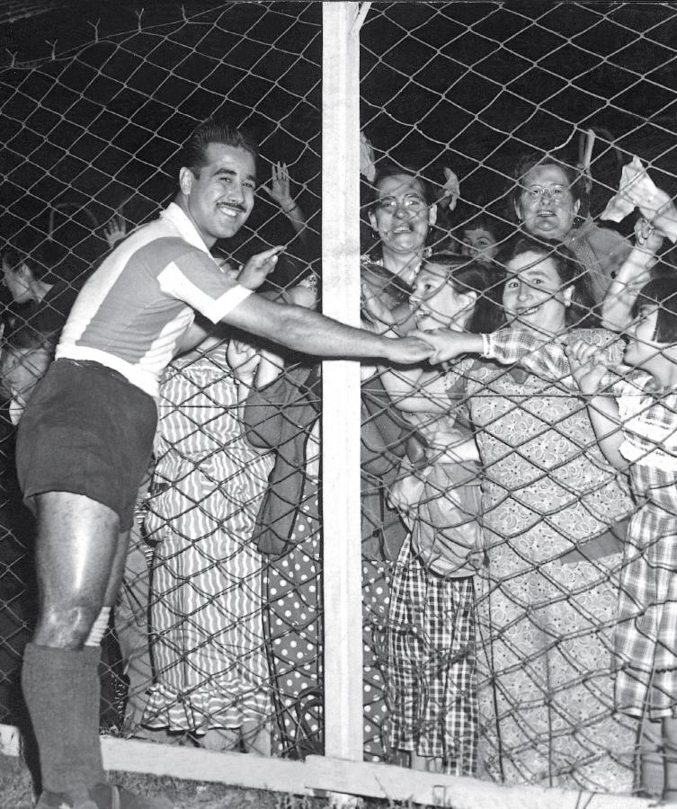 Imagen PARTE DEL PUEBLO. Tucho Méndez, estrella del torneo, era requerido tanto por los hinchas como por las fanáticas. El hombre nunca dejó de cumplir, igual que en la red.