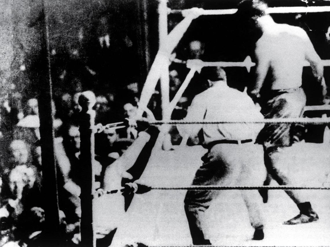 Imagen 2- La escena de la caída de Dempsey fuera del ring ya es un ícono del deporte.