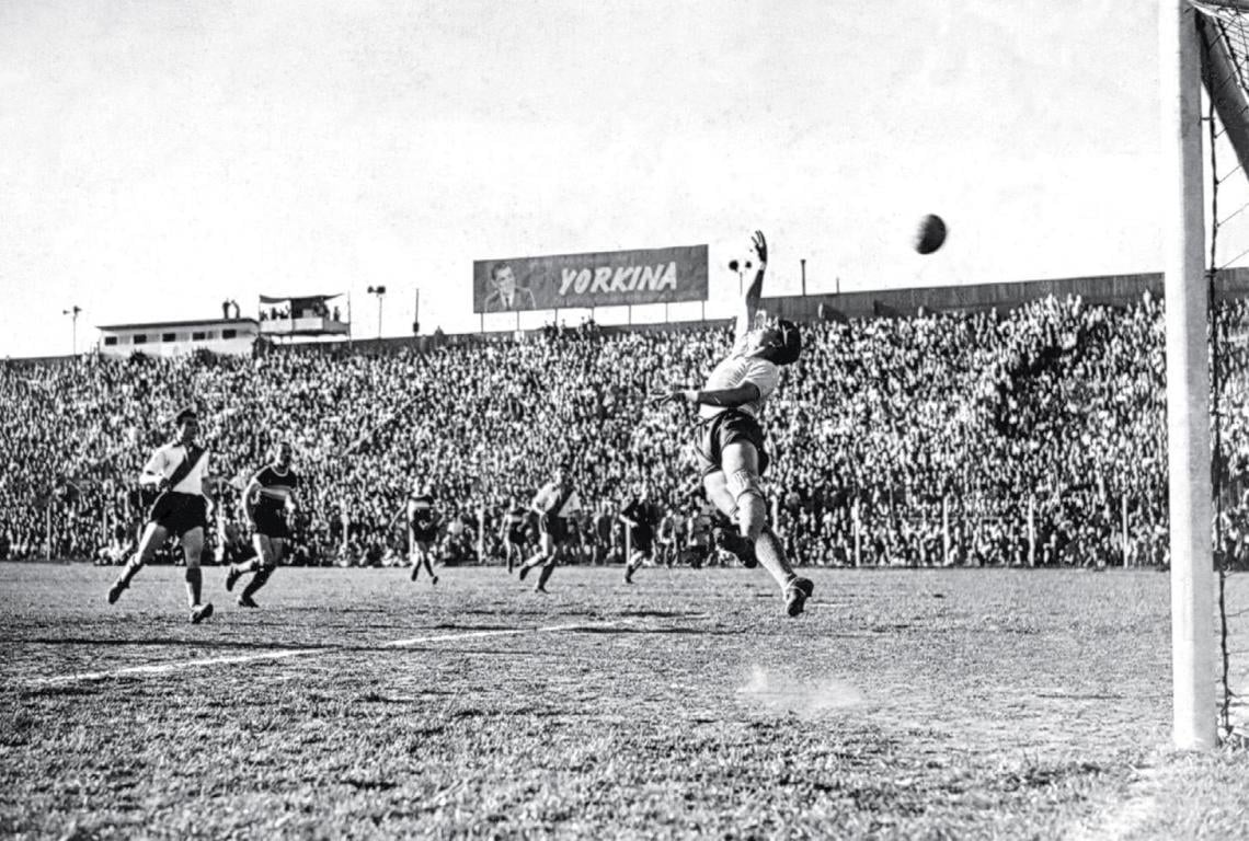 IMPACTO atómico. El golazo de Mario Boyé que sepultó las esperanzas de Banfield y consagró campeón de 1951 a Racing. Se completaba así un ciclo que hizo historia en el club.