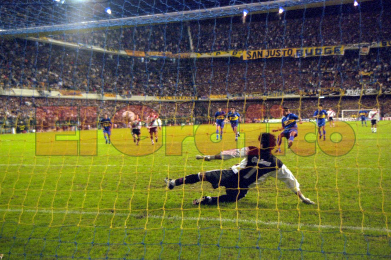 Imagen Juan Román Riquelme anota ante River