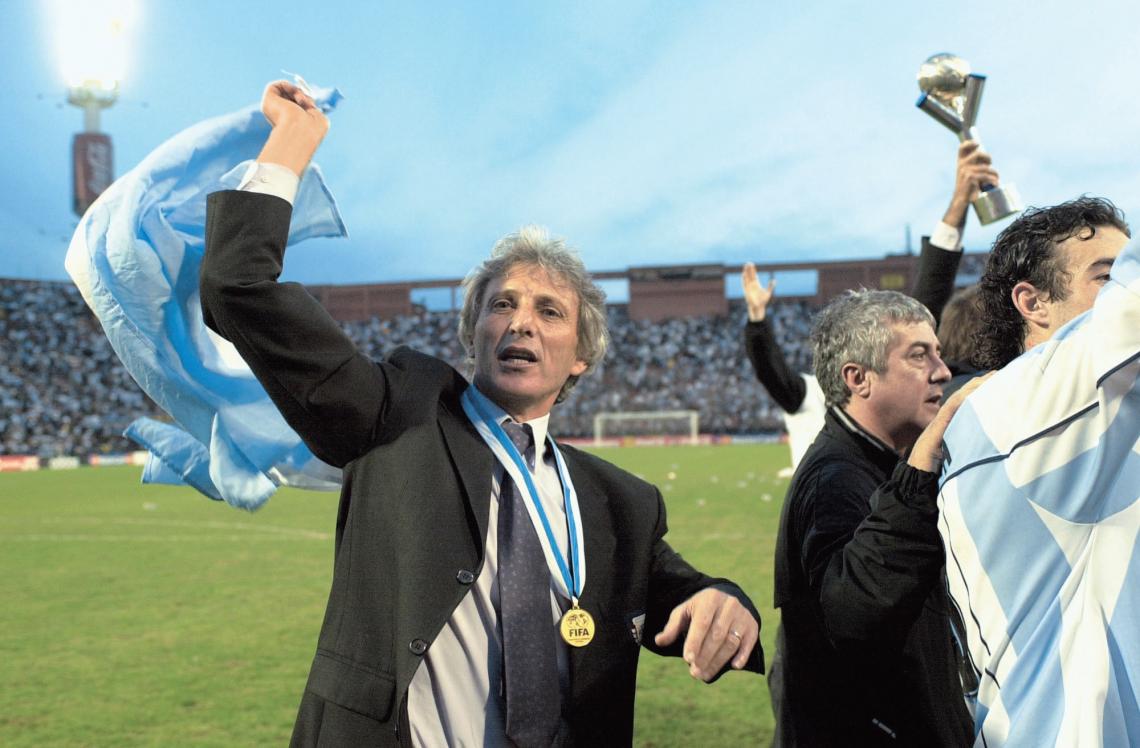 Imagen bien argentino. Cancha de Vélez, medalla al pecho, bandera al viento. Nada más lindo que festejar un Mundial en casa, ¿no, José?