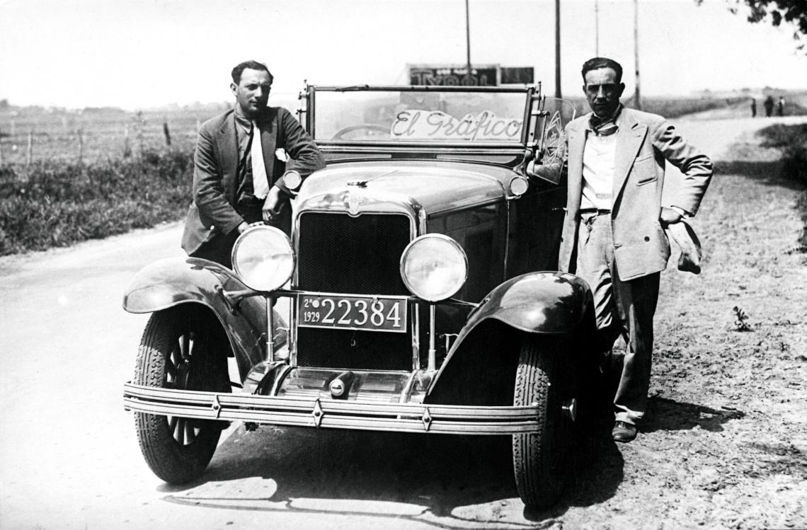 Imagen Año 1939. Ricardo Lorenzo ("Borocotó"), con su inseparable fotógrafo "Garabito", detrás de los ciclistas y en medio de las polvaredas de aquellos caminos que ya se hacían "pitucos" vistiéndose de asfalto. 