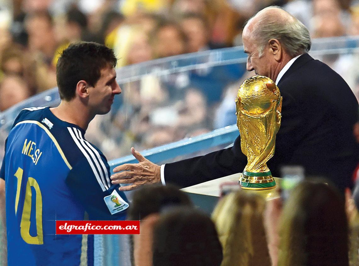 Imagen Blatter felicita a Messi, con la Copa del Mundo como testigo. Argentina quedó muy cerca de la gloria.