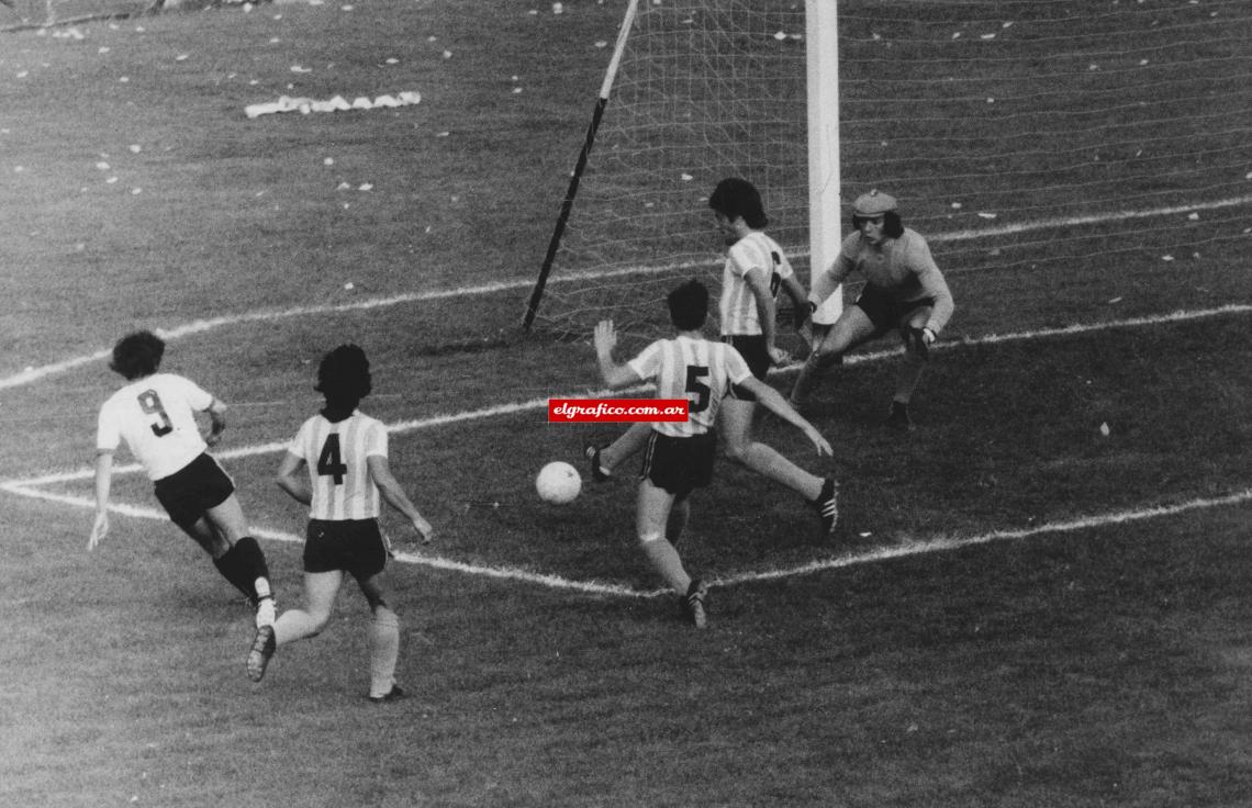 Imagen 4. Y nadie alcanza. Barbieri está en lo indicado: tapando el primer palo...