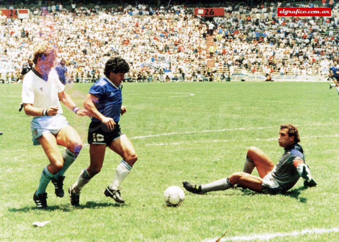 Imagen 1986. Diego Maradona contra Inglaterra a punto de terminar la obra maestra del dribbling criollo en los Mundiales.
